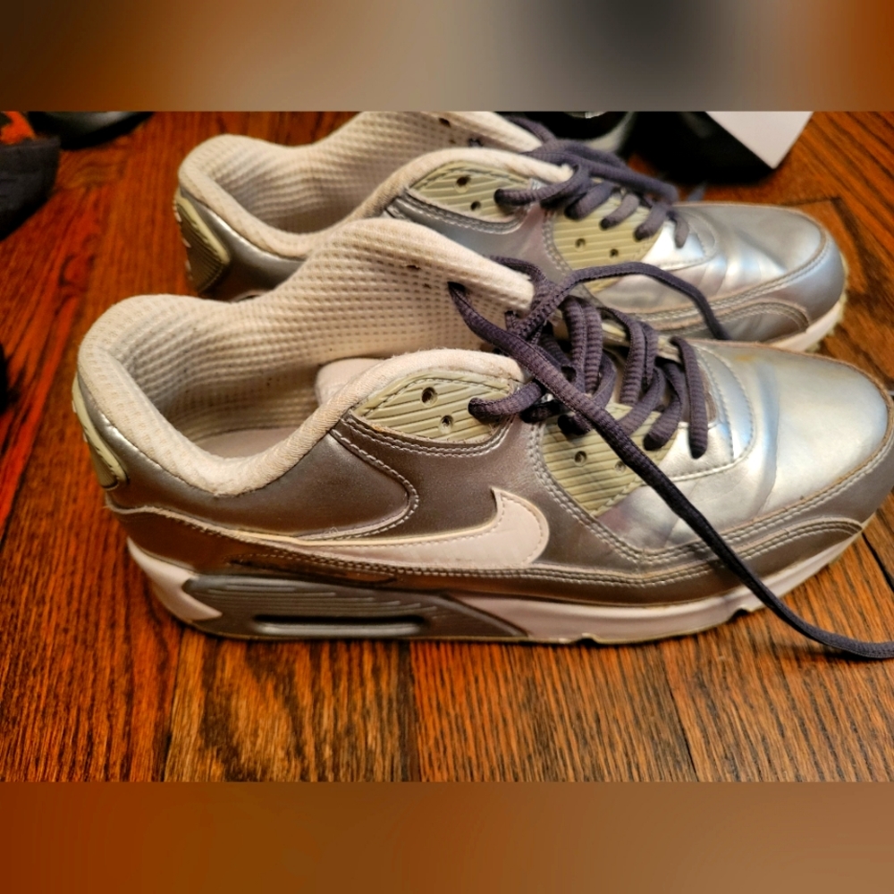Silver Airmax90 size 7y or 8.5 Womens